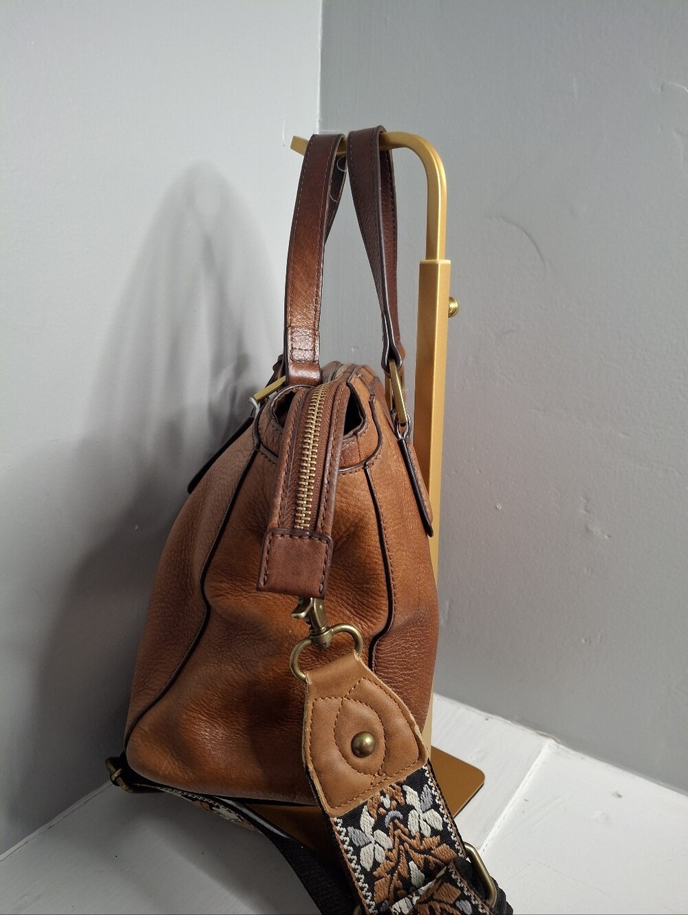 Fossil Vintage Cognac Leather Satchel w/ Boho Floral Guitar Strap & Dust Bag - Picture 3 of 5
